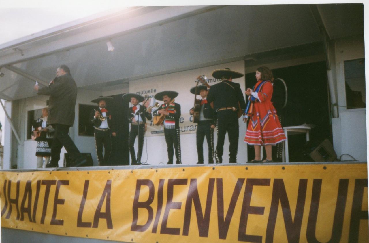 28- Les Mariachi